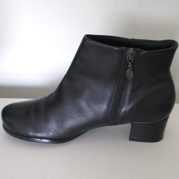 Trotters Womens Black Leather Side Zip Ankle Bootie w/ 1.5" Heel NWOB - Size 8W - Picture 2 of 9